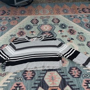 Long sleeve cropped striped tee.